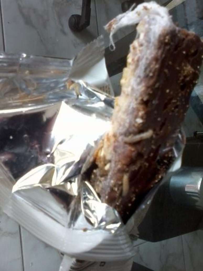Ao abrir barrinha de cereal, consumidora encontrou larvas vivas; empresa alegou falha no condicionamento do produto