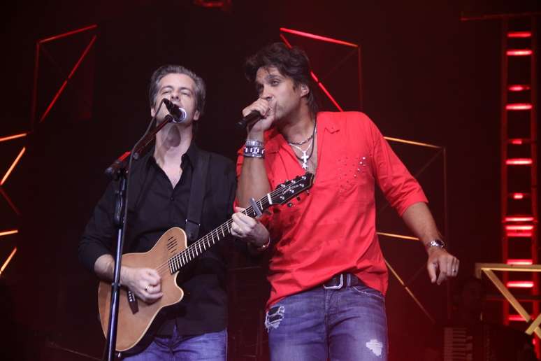 A dupla Victor & Léo se apresentou no Citibank Hall, no Rio de Janeiro, na noite da última sexta-feira (3). Os sertanejos cantaram seus sucessos e posaram para fotos