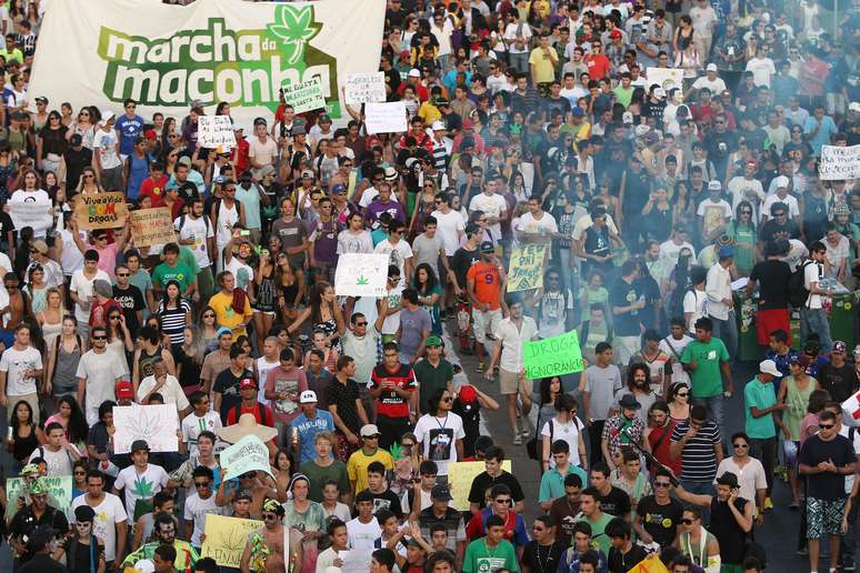 Manifestantes se reuniram neste sábado em Brasília para protestarem a favor da legalização da maconha, na Marcha da Maconha. A concentração da marcha foi no Museu Nacional