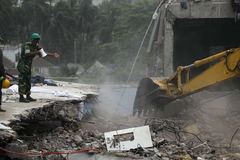 Socorristas trabalham em operação de buscas junto aos destroços do Rana Plaza, em Savar