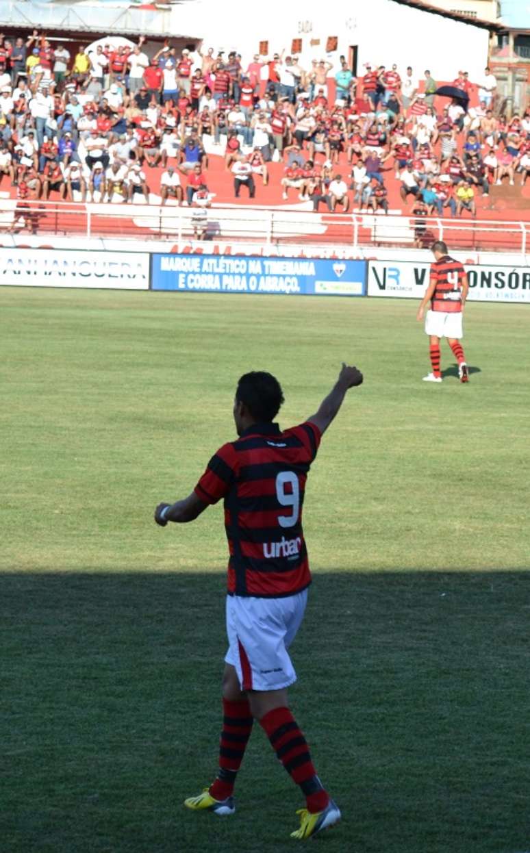 Ricardo Jesus fez o primeiro gol do Atlético-GO