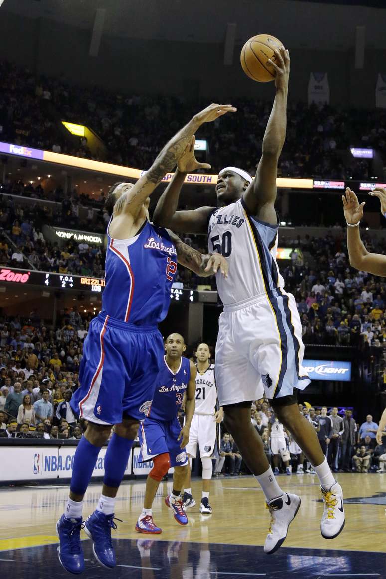 <p>Zach Randolph disputa bola com Matt Barnes na vitória dos Grizzlies</p>