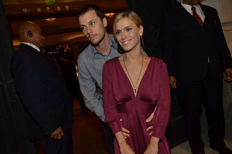 Famosos marcaram presen&ccedil;a no anivers&aacute;rio de 60 anos de Lulu Santos, na noite deste s&aacute;bado (4), no Copacabana Palace, no Rio de Janeiro.  Entre os presentes estavam Carolina Dieckmann e o marido, Tiago Worcman