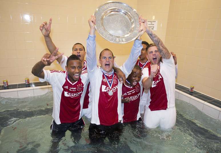 Técnico Frank de Boer comemora título com jogadores do Ajax em banheira