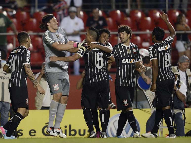 Corintianos festejam classificação à final do Campeonato Paulista