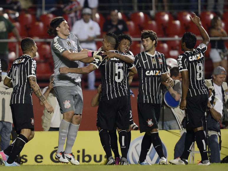 Corintianos festejam classifica&ccedil;&atilde;o &agrave; final do Campeonato Paulista