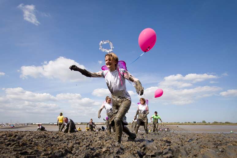 <p>Mulheres vestidas de anjo participam da tradicional corrida</p>