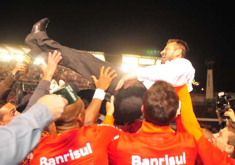 Dunga &eacute; festejado pelos jogadores do Internacional