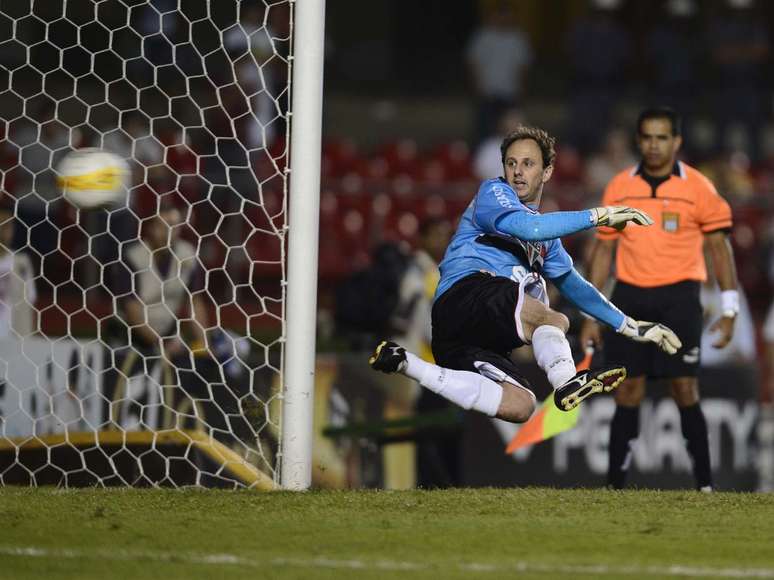 Rog&eacute;rio Ceni observa chute de Pato entrar no gol do Morumbi