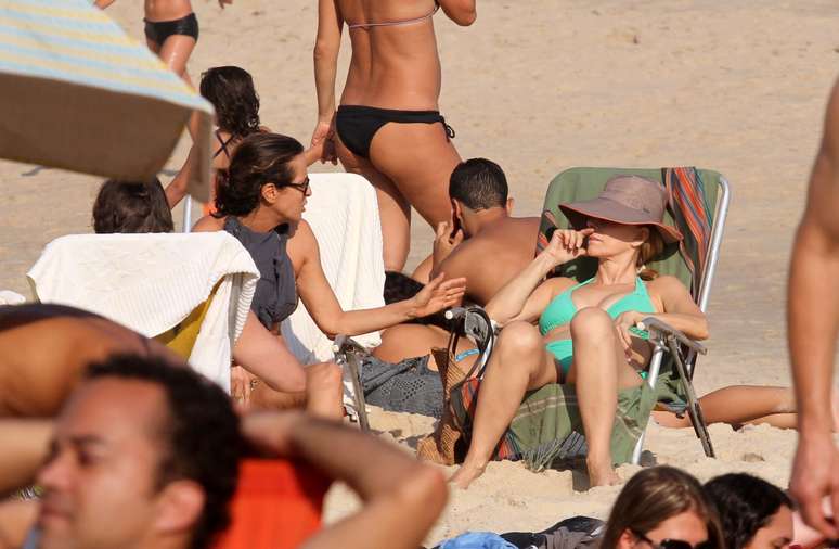 Maitê Proença curtiu o domingo de sol ao lado de uma amiga na praia de Ipanema, na zona sul do Rio de Janeiro