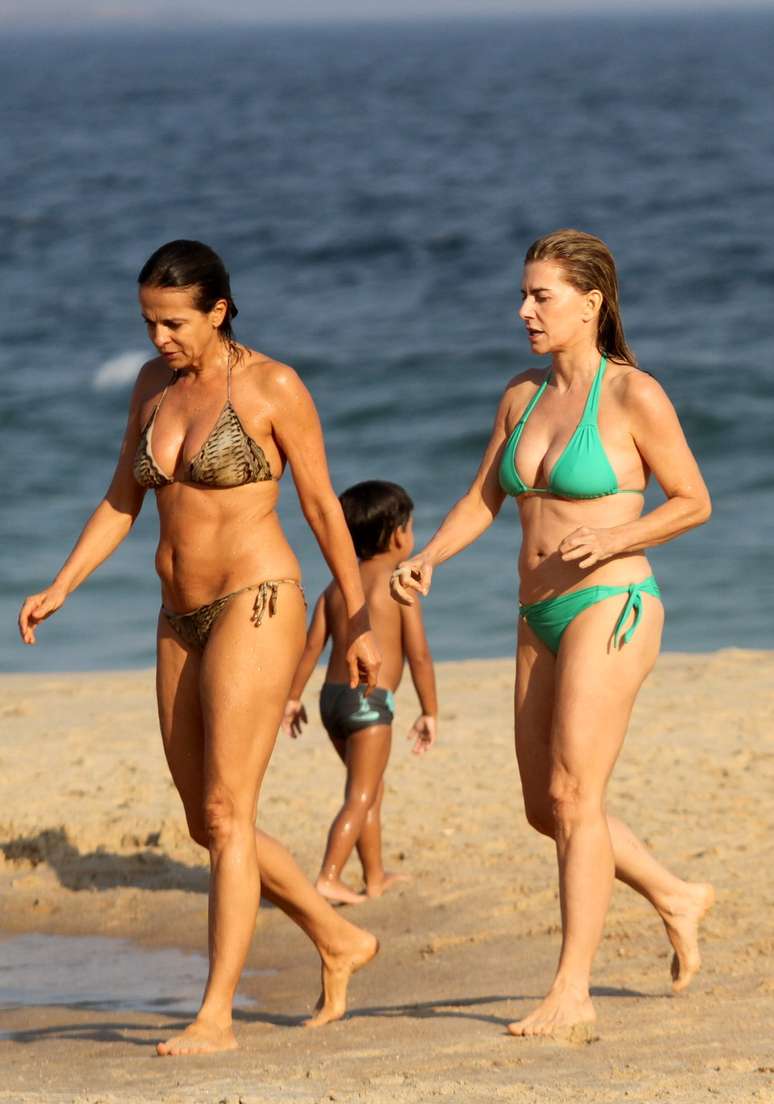 Maitê Proença curtiu o domingo de sol ao lado de uma amiga na praia de Ipanema, na zona sul do Rio de Janeiro