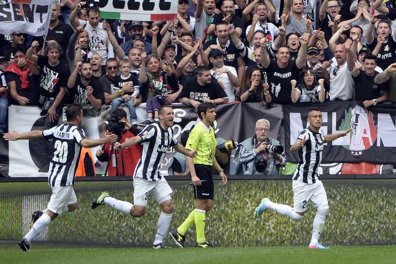 <p>Jogadores da Juventus comemoram junto a&nbsp;Arturo Vidal (&agrave; dir.), que marcou o gol da vit&oacute;ria por 1 a 0 da equipe sobre o Palermo, neste domingo, no Juventus Stadium, em Turim. O resultado confirmou o t&iacute;tulo da equipe no Campeonato Italiano</p>