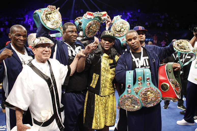 <p>O americano Floyd Mayweather manteve o cintur&atilde;o dos pesos-meio-m&eacute;dios do Conselho Mundial de Boxe (WBC), ao vencer mexicano Robert Guerrero por decis&atilde;o un&acirc;nime dos jurados. O confronto ocorreu&nbsp;na madrugada deste domingo, em Las Vegas</p>