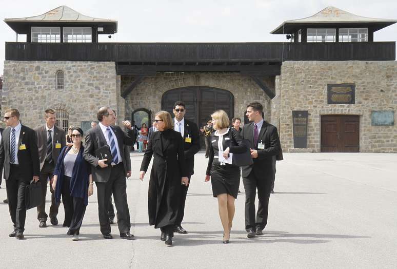 A ministra da Justiça israelense, Tzipi Livni (centro), chega para a cerimônia no novo museu
