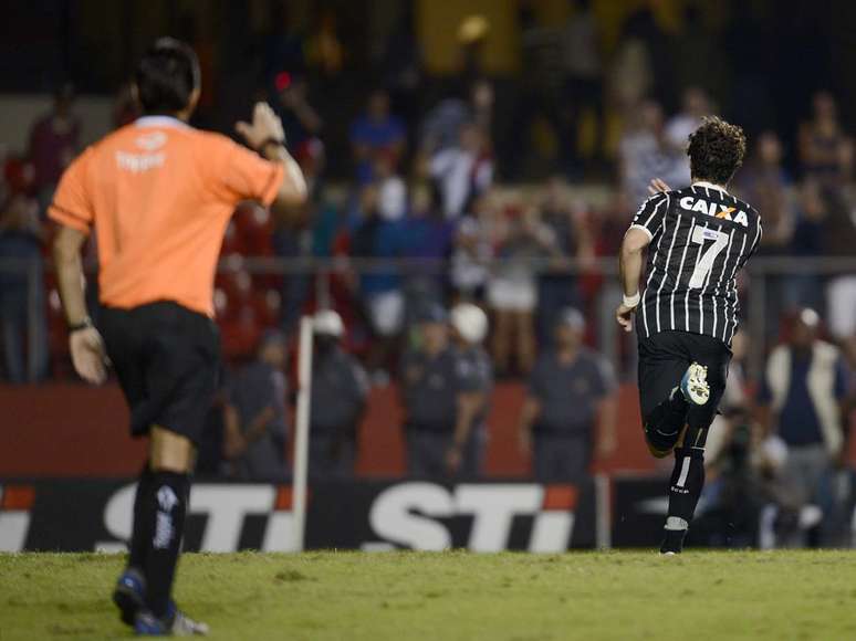 Alexandre Pato faz pose depois de converter o p&ecirc;nalti que classificou o Corinthians