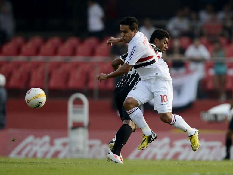 Jadson briga pela bola com o volante Paulinho 