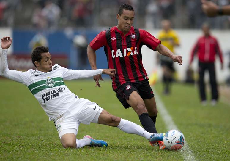 Rafinha disputa bola no empate entre Coritiba e Atlético-PR