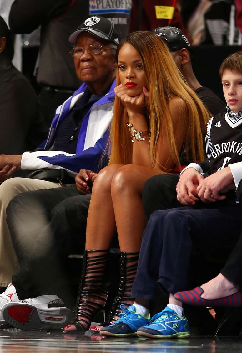 <p>A cantora Rihanna, 25 anos, foi um dos destaques da rodada da NBA na noite deste s&aacute;bado. Ela esteve&nbsp;no Barclays Center, em Nova York, e acompanhou a vit&oacute;ria do Chicago Bulls sobre o Brooklyn Nets</p>
