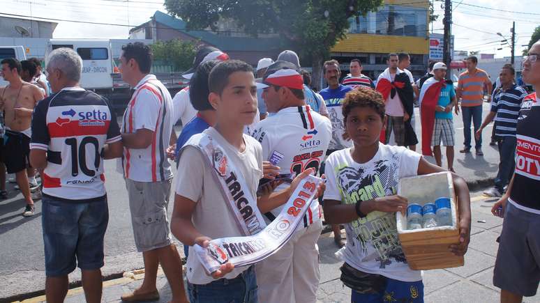 Adolescentes já vendem faixas de "tricampeão" para a torcida do Santa Cruz
