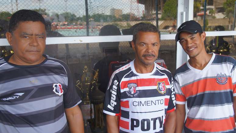 Eraldo Miguel (esquerda) e Geraldo Oliveira (centro) torcem pelo tri e pedem melhorias na sala de troféus do Santa Cruz