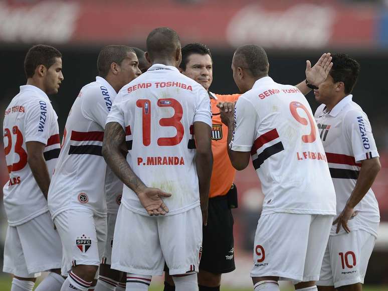 A arbitragem de Antônio Rogério Batista do Prado foi bastante questionada por conta de cartões e falta de acréscimo ao fim da partida