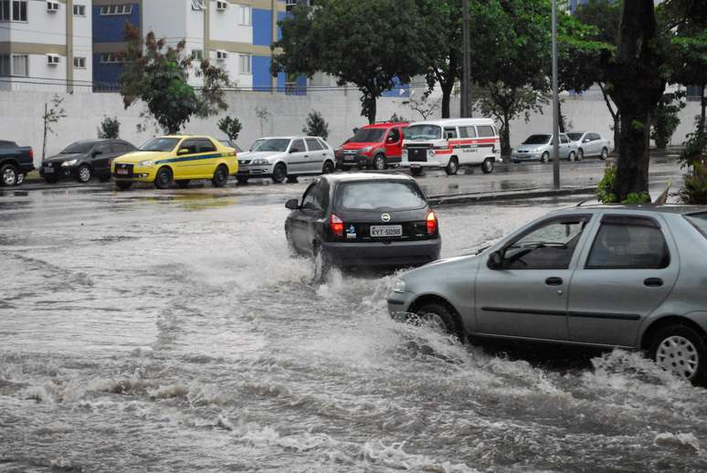 Temporal que atingiu o Rio de Janeiro no início da manhã provocou alagamentos e complicou o trânsito