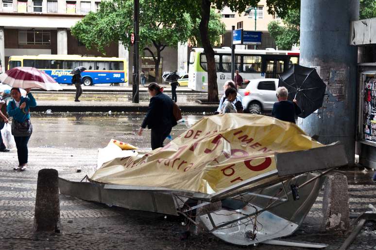 Quem saiu às ruas nesta segunda-feira no Rio precisou enfrentar a chuva e o vento fortes