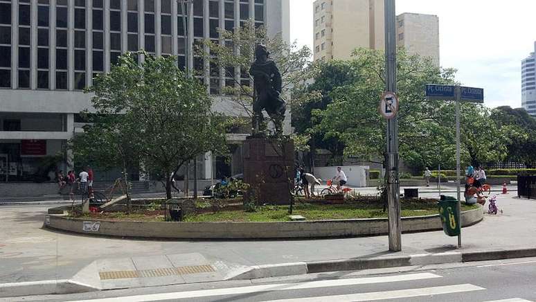 <p align="JUSTIFY" class="western" style="margin-bottom: 0cm; line-height: 100%">Horta dos Ciclistas se localiza no cruzamento da Av. Consolação com a Av. Paulista, em São Paulo</p>