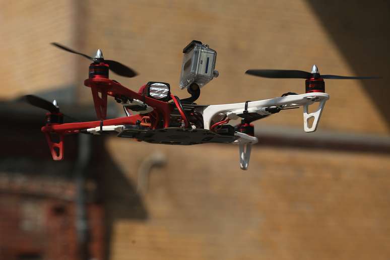 Quadricópetro equipado com uma câmera voa sobre os participantes do evento em Berlim