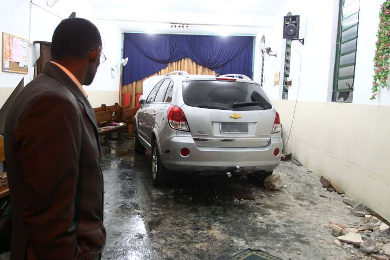 Carro invadiu igreja evangélica em Guarulhos neste domingo. Cinco pessoas ficaram feridas levemente