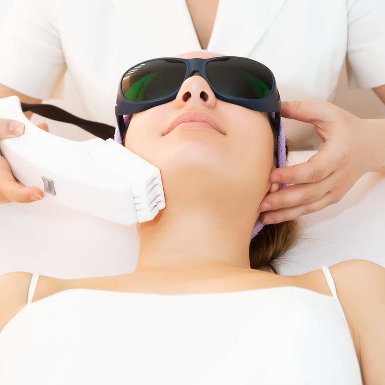 Aparelho irradia luz para aumentar o nível de colágeno e elastina da pele e, consequentemente, promover o rejuvenescimento