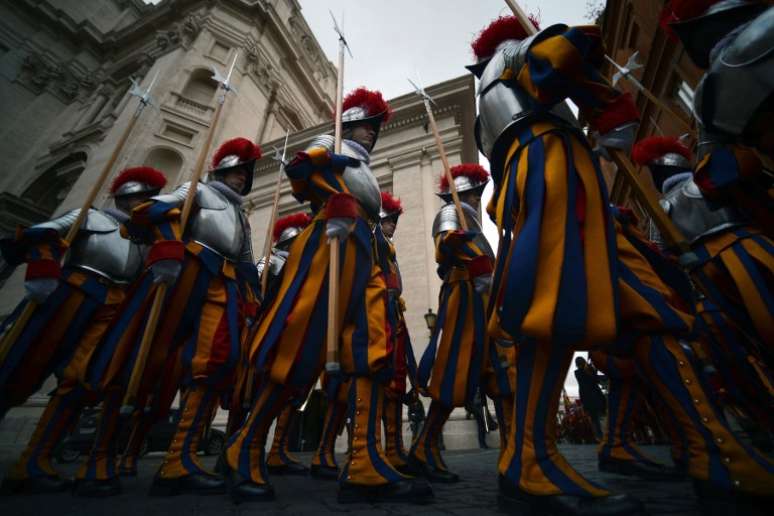 Novos recrutas se dirigem &agrave; cerim&ocirc;nia realizada nesta segunda-feira no Vaticano