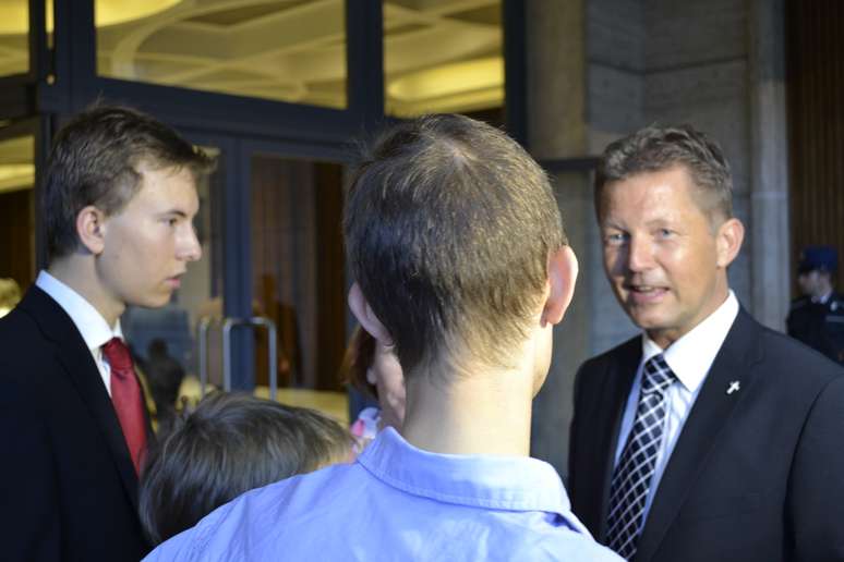 Felix Geisser (&agrave; dir.) diz que sua hist&oacute;ria influenciou positivamente os filhos David (esq.) e Simon (de costas)