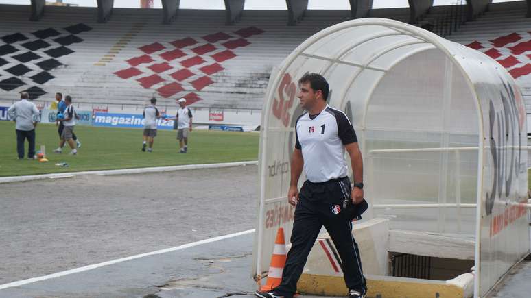 <p>Campeão com o Santa Cruz em cima do Sport, Martelotte pode assumir o time rubro-negro</p>