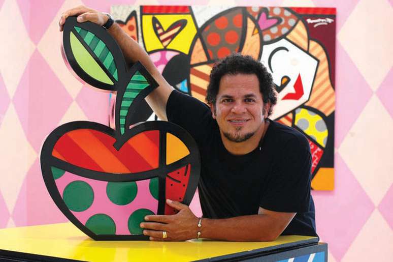 Romero Britto posa ao lado de uma de suas criações: cores fortes e temáticas alegres são as marcas registradas do artista 