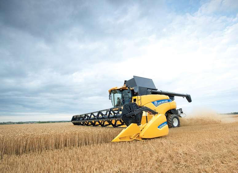<p>New Holland lança a CR9090, a maior colheitadeira comercializada no Brasil</p>