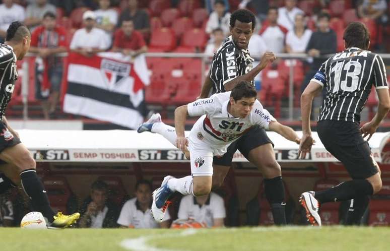Osvaldo se machucou no início do clássico com o Corinthians