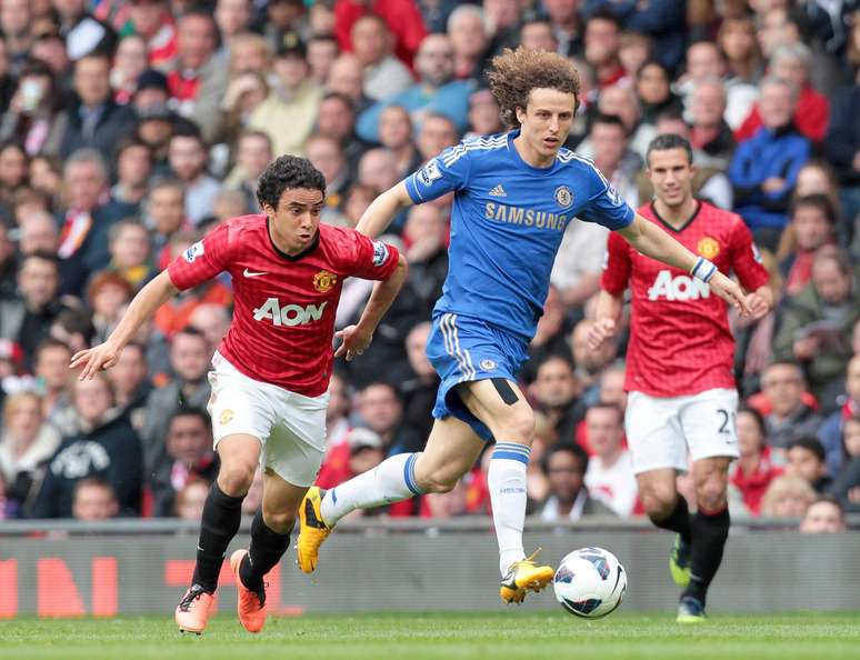 <p>Brasileiros Rafael e David Luiz se estranharam em clássico entre Manchester United e Chelsea, pelo Campeonato Inglês</p>