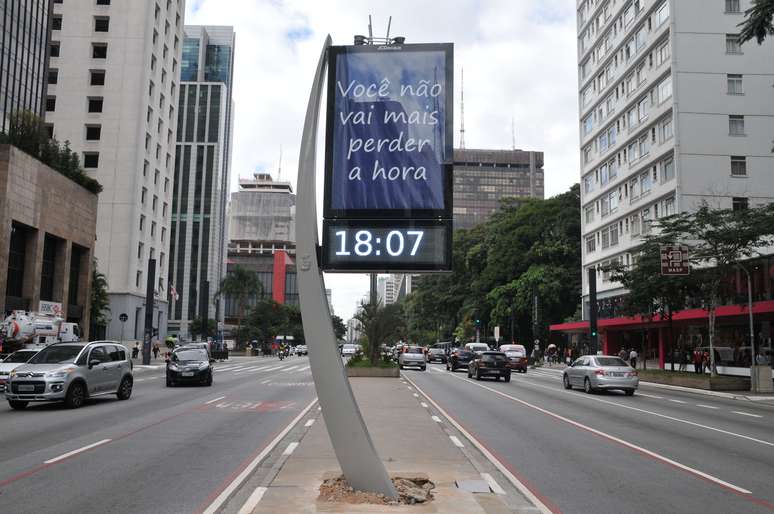 Em S&atilde;o Paulo, a avenida Paulista j&aacute; recebe os novos rel&oacute;gios digitais 
