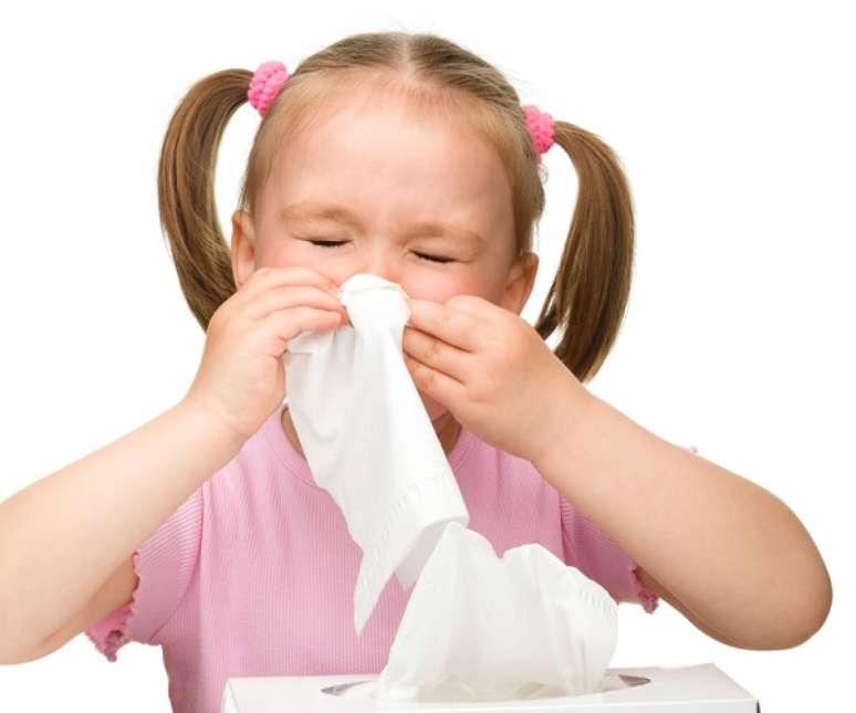 A gripe é um resfriado forte, e o resfriado é uma gripe fraca: Não, são manifestações clínicas diferentes de infecções causadas por vírus respiratórios distintos. A gripe é caracterizada pela presença de febre com temperatura superior a 38°C e tosse, associadas ou não à dor de garganta, mal-estar e dores musculares. Já o resfriado tem sintomas mais localizados - coriza, obstrução nasal, espirros, dor de garganta, rouquidão e tosse, podendo evoluir com quadro subfebril (temperatura axilar abaixo de 37,8°C). A gripe costuma causar mais desconforto. No entanto, para pessoas com imunidade baixa, até mesmo simples resfriados podem ser problemas graves
