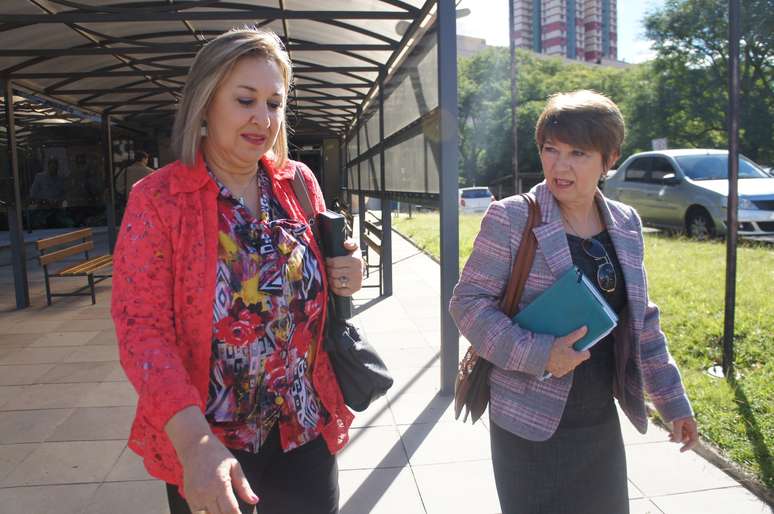 Vereadoras Maria de Lourdes Castro (PMDB) e Sandra Rebelato (PP) na saída do encontro no Fórum de Santa Maria