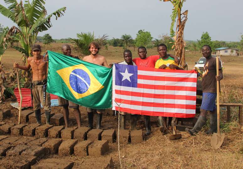 Fabio Ivamoto Peetsaa e Vinicius Zanotti (primeiro e terceiro da esq. para a dir.) saíram de São Paulo para construir a escola de bambu na Libéria