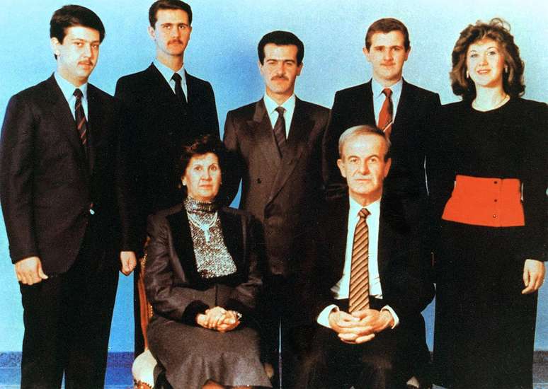 Foto de família dos Assad: Bashar é o segundo nos fundos à esquerda; seu pai, Hafez, é o primeiro à frente à direita; juntos, eles somam mais de 40 anos de governo do Partido Baath na Síria