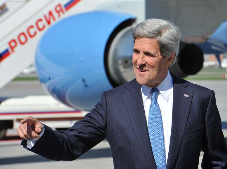 O secretário de Estado norte-americano, John Kerry, chega a Moscou