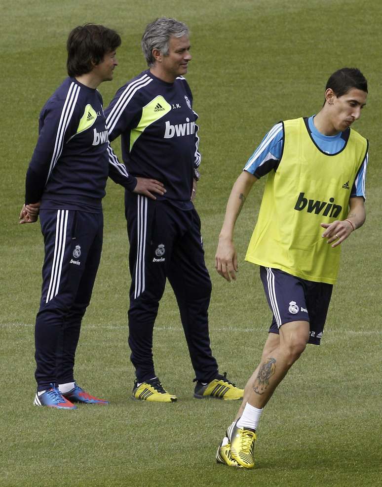 Próximo a meia argentino Ángel di María, José Mourinho observa treinamento nesta terça-feira