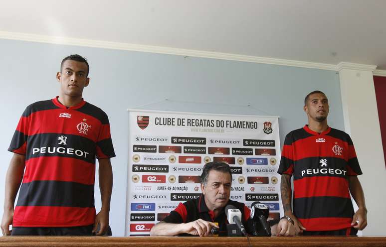 Paulinho e Diego Silva são apresentados e vestem camisa do Flamengo