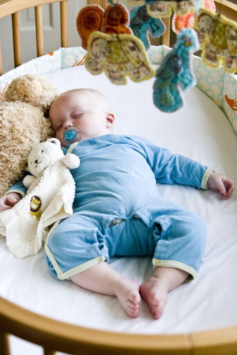 Alguns móbiles reproduzem sons que podem acalmar o bebê