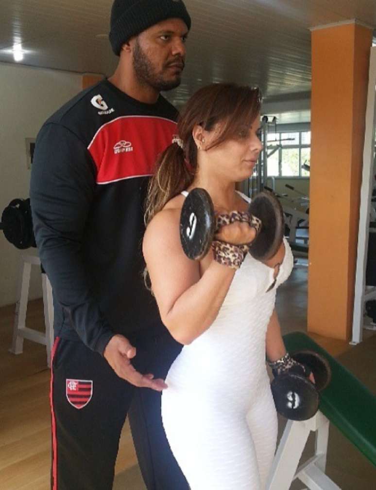 <p>"Treinando para afinar os bra&ccedil;os de bisnaga", brincou Viviane Ara&uacute;jo ao postar fotos malhando</p>