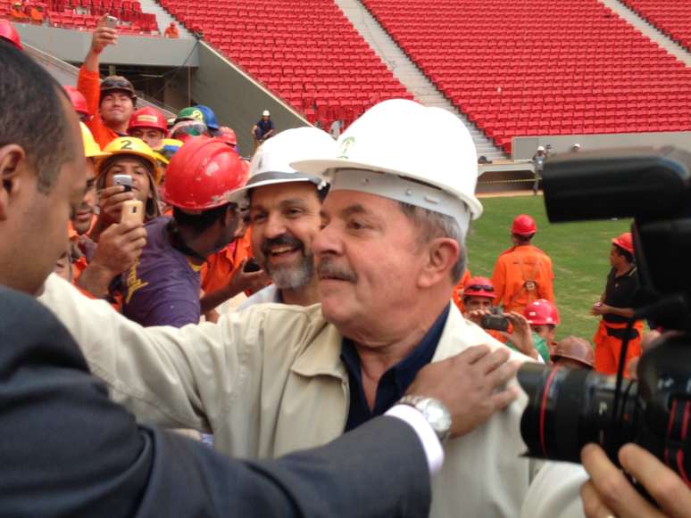 <p>Presidente da República entre 2002 e 2010, Luiz Inácio Lula da Silva visitou nesta quarta-feira o Estádio Nacional de Brasília (Mané Garrincha), que receberá a Copa das Confederações deste ano e o Mundial de 2014</p>
