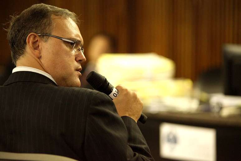 <p>O delegado Alcides Andrade depõe no julgamento dos PMs</p>